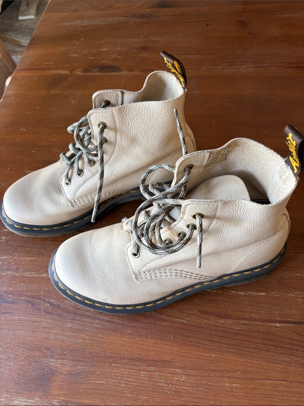Dr. Martens soft Cream Leather Ankle Boots - AirWair